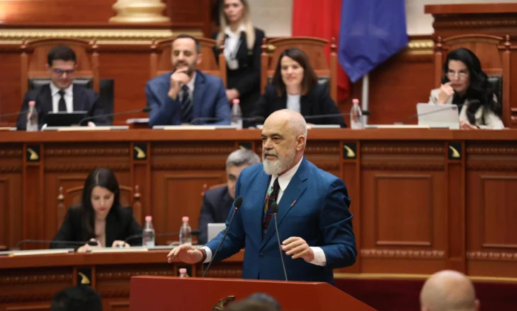 Rama prezanton projektbuxhetin, deputetët e opozitës i kthejnë shpinën kryeministrit. Debat për tunelin e Llogarasë