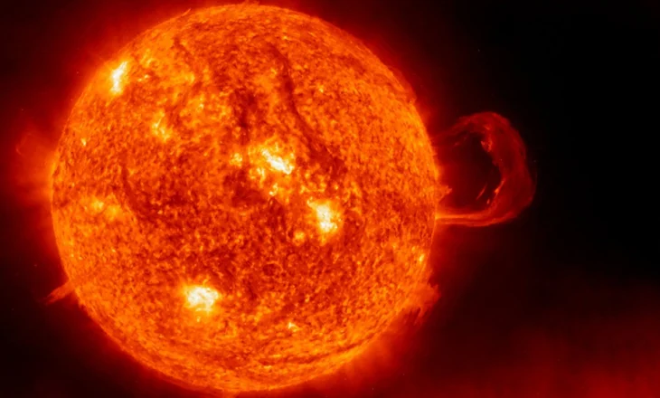 ‘Rënia e Ikarusit’, fotografia e pabesueshme e një parashutisti që “kalon” Diellin