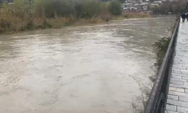 Reshje me intensitet të lartë në Berat, prurjet e mëdha të lumit Osum rrezikojnë përmbytjen e tokave bujqësore