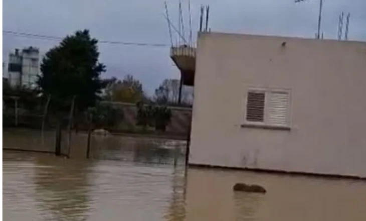 Reshje të dendura dhe fryrje lumenjsh, përkeqësohet situata, evakuohen 14 familje në Vlorë dhe Fier