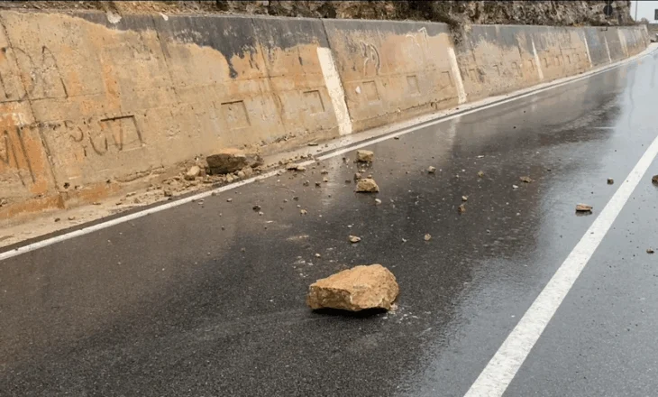Reshje të dendura në Kukës, gurë dhe inerte në rrugë. Kufizime me energjinë elektrike në disa zona