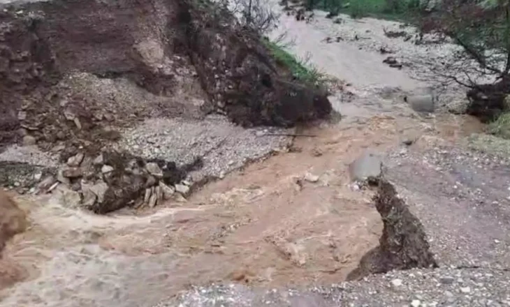 Reshje të dendura në qarkun e Gjirokastrës, bllokohet aksi rrugor Kolonjë-Golëm