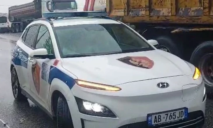 Reshje të dendura shiu në Kurbin, vështirësi në lëvizjen e automjeteve në disa akse