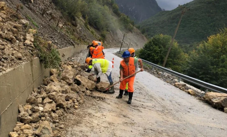 Reshjet bllokojnë dy ura, rrëshqitje gurësh në disa akse, mungesë energjie në shumë zona