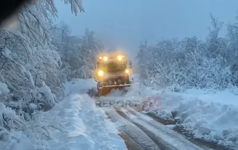 Reshjet e dëborës në Bogë-Theth, trashësia arrin deri në 40 cm (VIDEO)