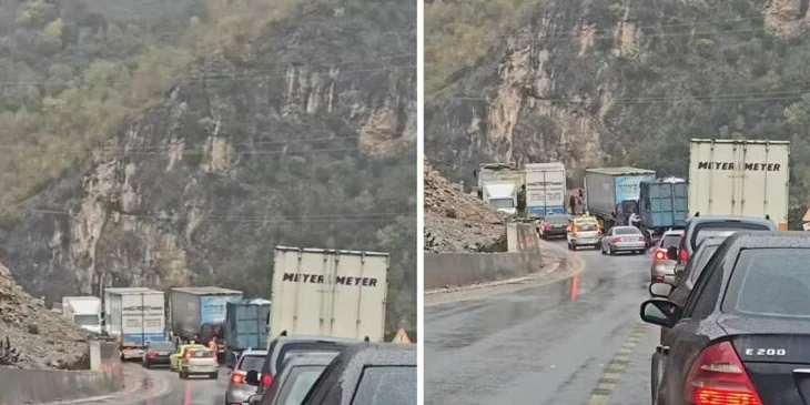 Reshjet e dendura paralizojnë qarkullimin/ Trafik i rënduar gjatë gjithë ditës në aksin Elbasan–Librazhd