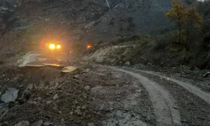 Reshjet e dendura shkaktojnë probleme në Qarkun e Lezhës, dëmtohet argjinatura e kënetës në Tale/ Rrezikohet përmbytja e disa banesave