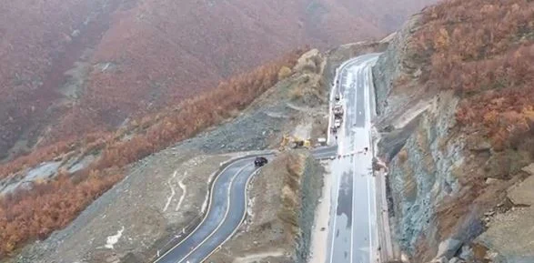 “Reshjet e dendura shkaktuan rënien e gurëve në Qukës-Qafë Plloçë”/ ARRSH: I gjithë aksi është i hapur e pa probleme