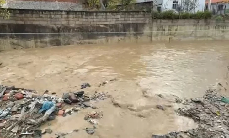 Reshjet e dendura të shiut/ Fshati Sheqeras rrezikon të përmbytet
