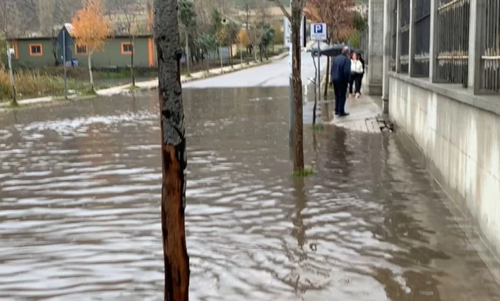 Reshjet e dendura të shiut në Bulqizë, përmbyten disa akse, vështirësi në qarkullimin e mjeteve dhe kalimtarëve