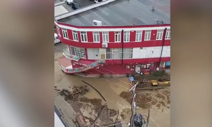 Reshjet e dendura të shiut përmbytin Laçin, rrugët kthehen në ‘lumej’