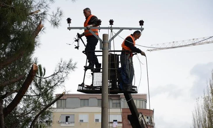 Reshjet e shiut në Lezhë, disa fshatra probleme me energjinë elektrike