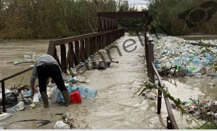 Reshjet e shiut, përmbyt urën e Shënapremtes në Durrës, ‘pushtohet’ nga mbetjet urbane   