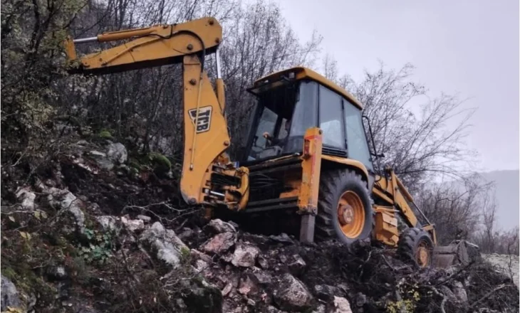 Reshjet e shiut shkaktojnë rrëshqitje dherash në Librazhd, grupet e punës në terren për zhbllokimin e rrugëve