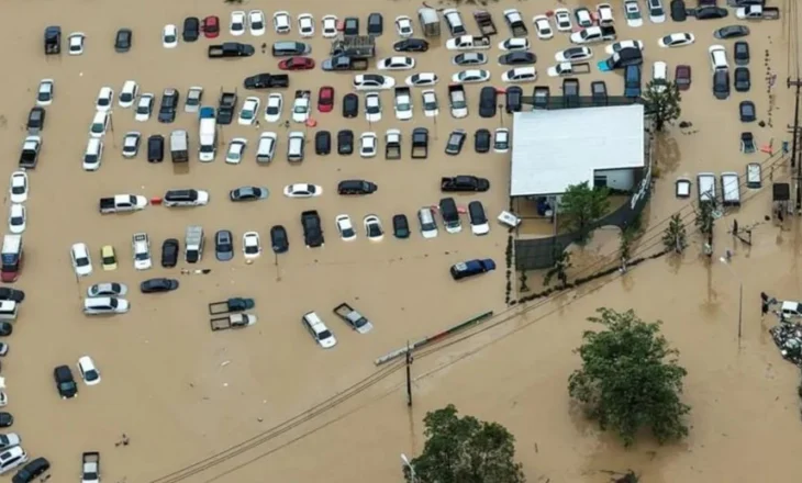 Reshjet më të mëdha në 300 vjet, me dhjetëra të vdekur, 2 milionë të izoluar nga përmbytjet në Azi