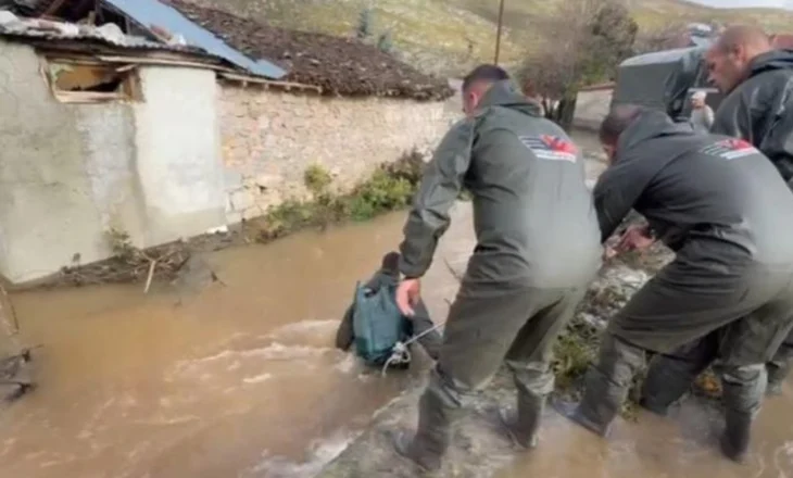Reshjet “pushtojnë” vendin! Shënohet viktima e parë nga moti i keq, gjendet e mbytur 76-vjeçarja në Devoll
