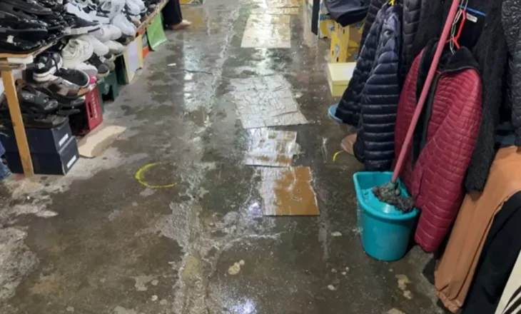 Reshjet shkaktojnë probleme dhe në Pogradec, uji hyn në treg dhe dëmtohen produktet