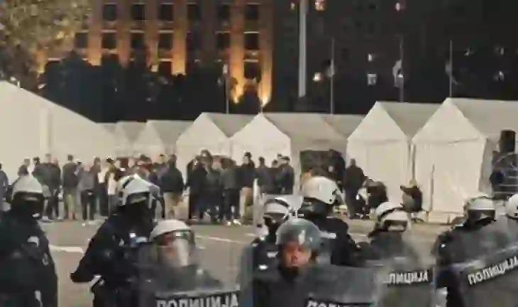 Revoltë në Beograd, protestuesit rrethojnë Parlamentin serb dhe kërkojnë dorëheqjen e Vuçiç