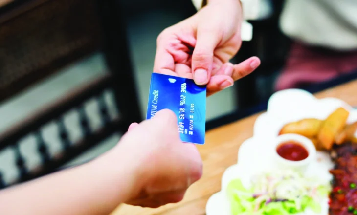 Revolucion në pagesa, shqiptarët braktisin cash-in për herë të parë, ‘shpërthen’ përdorimi i kartave