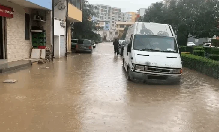 Rikthimi i reshjeve përmbyt Lezhën, një lagje e tërë nën ujë, vështirësi në qarkullim