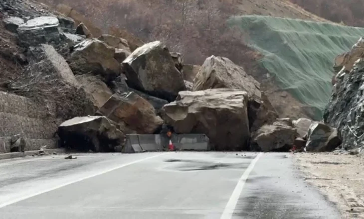 Rrëshqitja masive e shkëmbinjve bllokon aksin Qukës-Qafë Pllocë, vendoset baypass provizor për kalimin e mjeteve