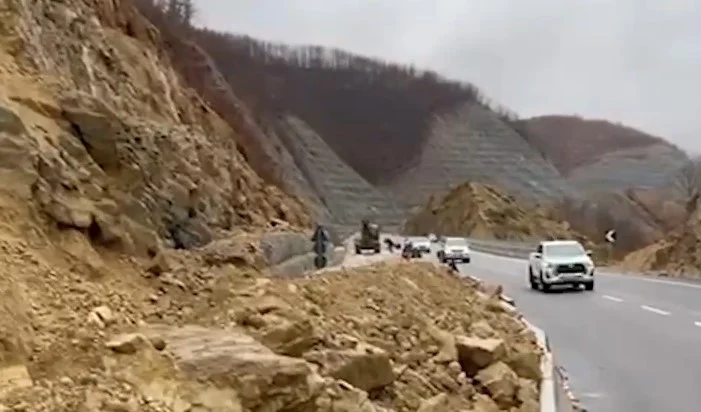 Rrëshqitje dherash në aksin Qukës-Qafë Plloçë, bllokohet një nga korsitë