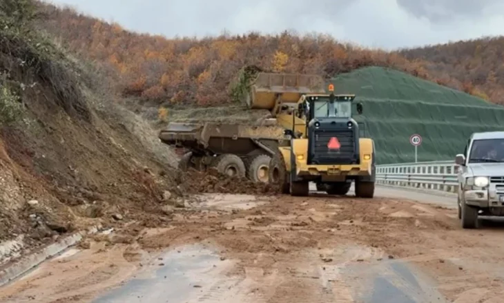 Rrëshqitje dheu në aksin Qukës-Qafë Plloçë, bllokohet një nga korsitë