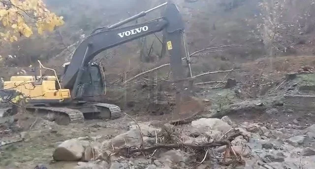 Rrëshqitjet e dherave bllokuan zonën, nis puna për hapjen e rrugës
