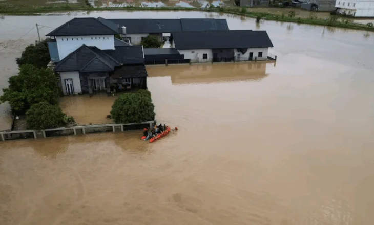 Rreth 700 viktima nga përmbytjet në Azi