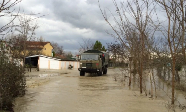 Rrezik për përmbytje në vend, ministri i Mbrojtjes thërret mbledhjen e Komitetit të Emergjencave Civile në Shkodër