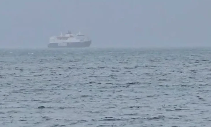 Rrezikon të përplaset nga era e fortë, trageti i linjës Vlorë-Brindisi nuk ankorohet në port