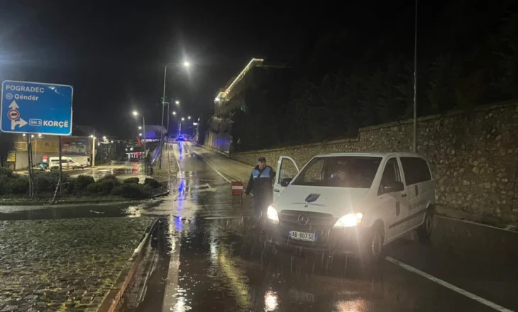 Rreziku nga rënia e gurëve, bllokohet segmenti hyrës i Unazës së Pogradecit kur vjen nga Qafë Thana