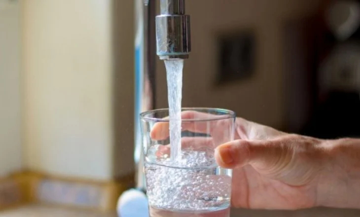 Rreziqet që vijnë nga uji me klor i rubinetit, kujdesi që duhet të tregoni