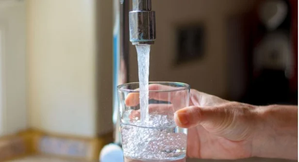 Rreziqet që vijnë nga uji me klor i rubinetit