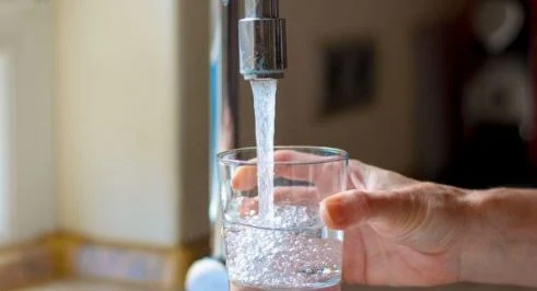 Rreziqet që vijnë nga uji me klor, kujdesi që duhet të tregoni