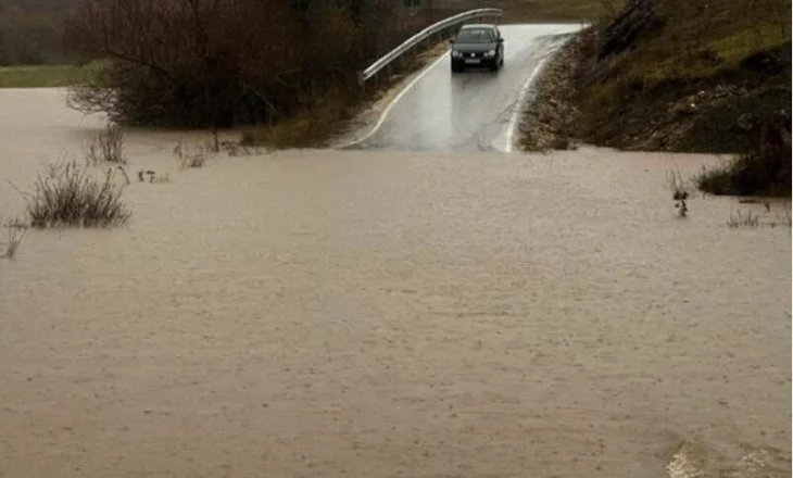 Rritet niveli i ujit në Korçë, shirat dëmtojnë disa segmente rrugore