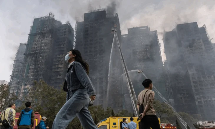 Rritet numri i viktimave nga zjarri në Hong Kong, policia fajëson kompaninë e ndërtimit për “neglizhencë”