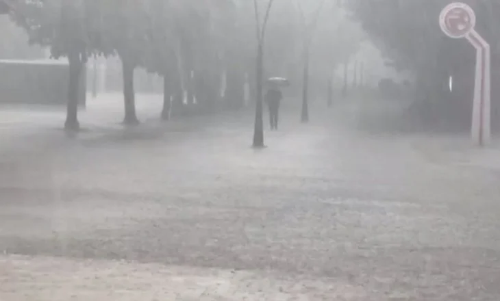 Rritje temperaturash dhe rrebeshe, ja zonat që rrezikohen nga përmbytjet