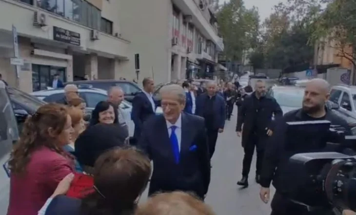 “Rrofsh sa malet”/ Berisha paraqitet në SPAK, jashtë Prokurorisë së Posaçme e presin disa simpatizantë