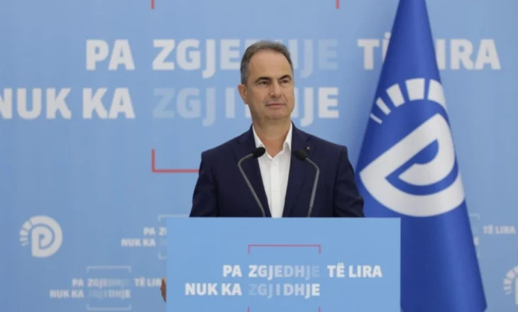 “Rroftë republika e Kosit”, nënkryetari i PD ironizon komisioneren e Zgjerimit në BE: Ne kemi edhe shprehjen “një herë bie daci në kos”