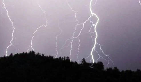 Rrufeja godet repartin ushtarak, 4 efektivë përfundojnë në spital