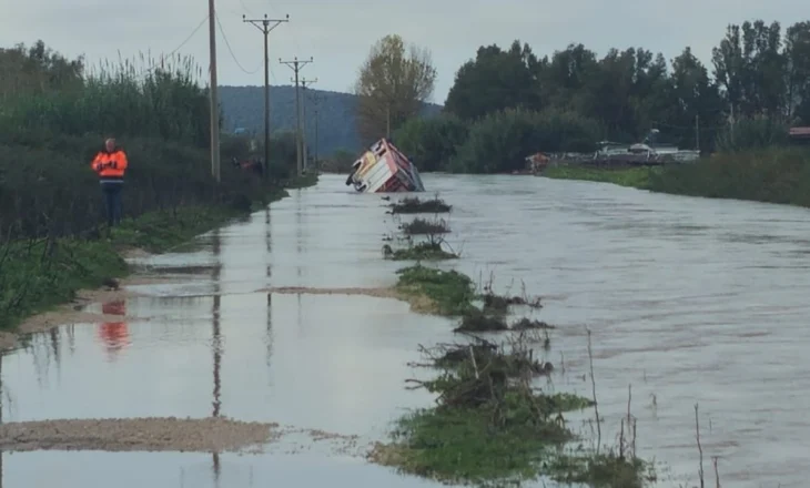 Rrugë të bllokuara dhe argjinatura e çarë në Çukë të Sarandës, mjeti zjarrfikës nën ujë
