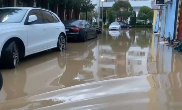 Rrugët e kthyera në lumenj/ Reshje intensive shiu gjatë natës, përmbytet lagja “Besëlidhja” në Lezhë