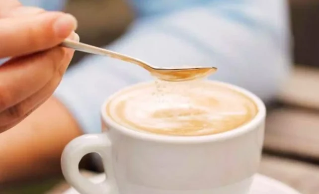 Sa sheqer duhet t’i hedhim kafesë?