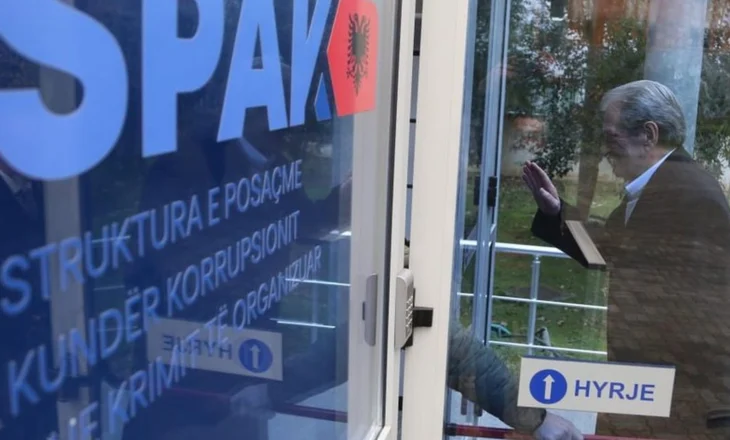 Sali Berisha mbërrin në SPAK, do të pyetet për herë të parë pas 14 vitesh për 21 Janarin