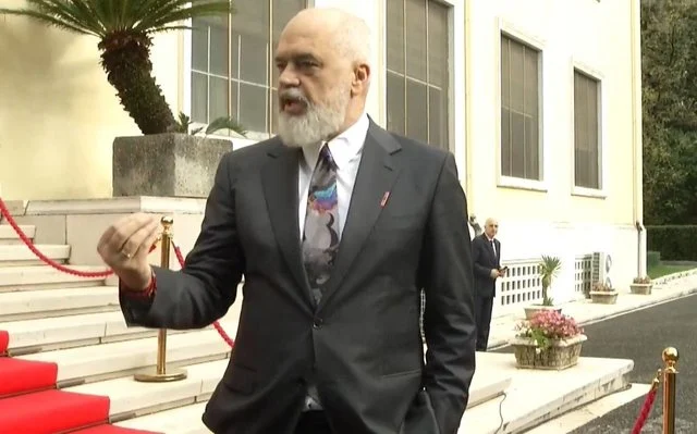 Samiti/ Rama mbërrin në Pallatin e Brigadave, refuzon të komentojë vendimin e GJKKO për Ballukun