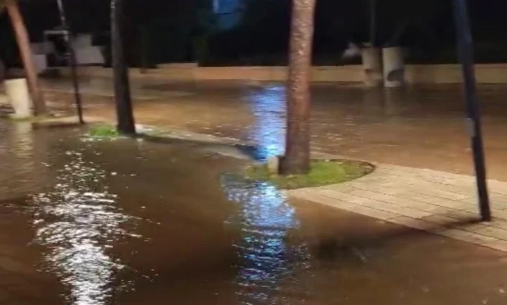Saranda përmbytet sërish: Ujërat e zeza dhe të bardha pushtojnë Shëtitoren pas vetëm 15 minutash shi