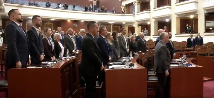 Seanca plenare/ Ndarja nga jeta e liderit historik socialist Fatos Nano, Kuvendi mban një minutë heshtje