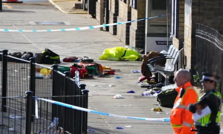 Sediljet e mbuluara me gjak dhe njerëz duke bërtitur/ 11 të plagosur nga sulmi me thikë në një tren në Britani, reagojnë kryeministri Starmer dhe Mbreti Charles III