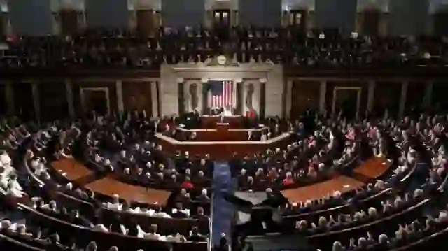 Senati amerikan miratoi marrëveshjen për t’i dhënë fund mbylljes së qeverisë. Çfarë pritet të ndodhë më tej?